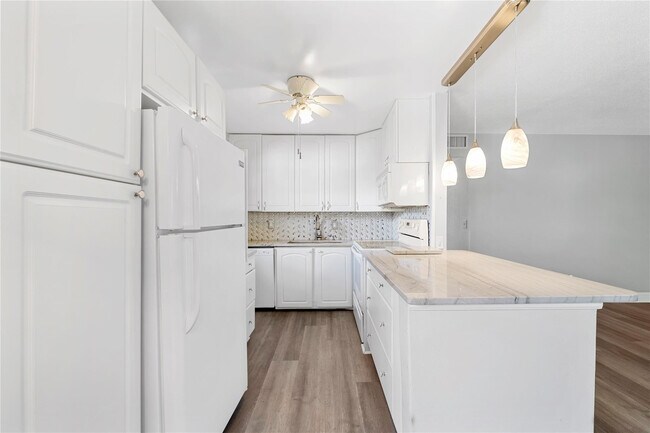 Building Photo - 220 Seville Dr