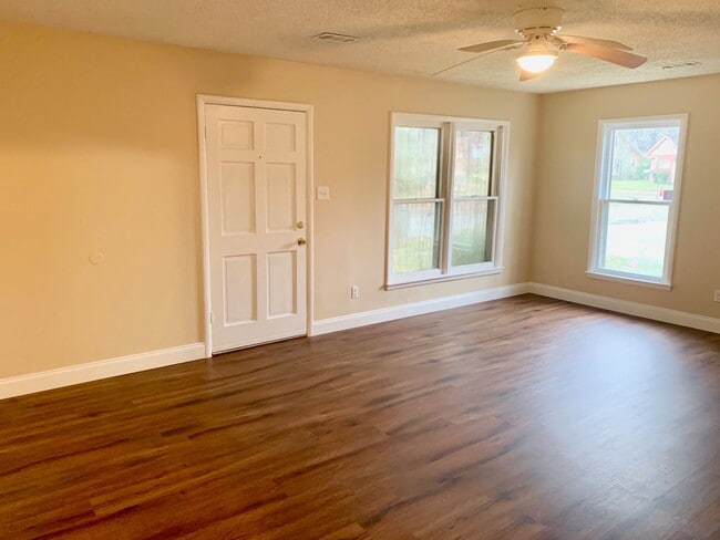 Building Photo - For Rent- 2 Bedroom, 1.5 Bath!