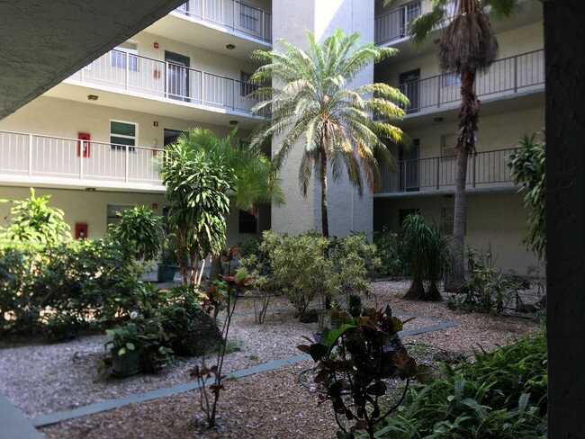 Courtyard - 1800 N Lauderdale Ave