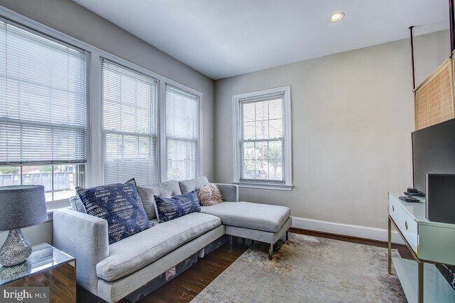Foto del edificio - 422 Butternut St NW