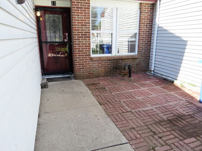 Foto del edificio - Spacious 3 Bedroom Townhome