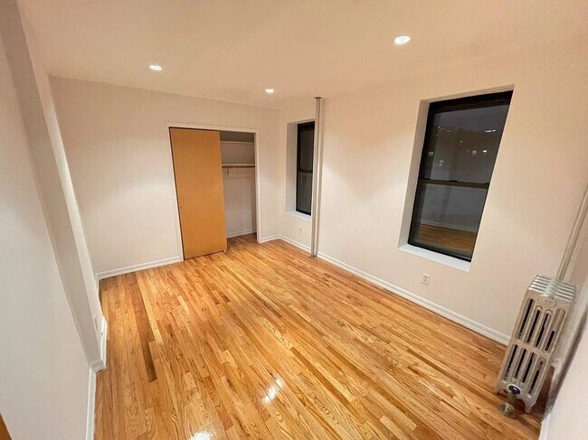 Foto del edificio - 4672 Broadway