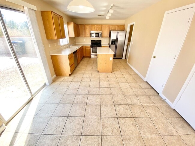 Foto del edificio - WONDERFULL 2STORY WITH 3 BEDROOM,  LOFT & 2 CAR GARAGE