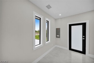 Building Photo - 462 Lampion Ave S