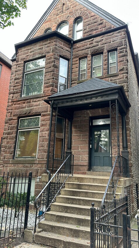 Foto principal - 2620 N Wilton Ave