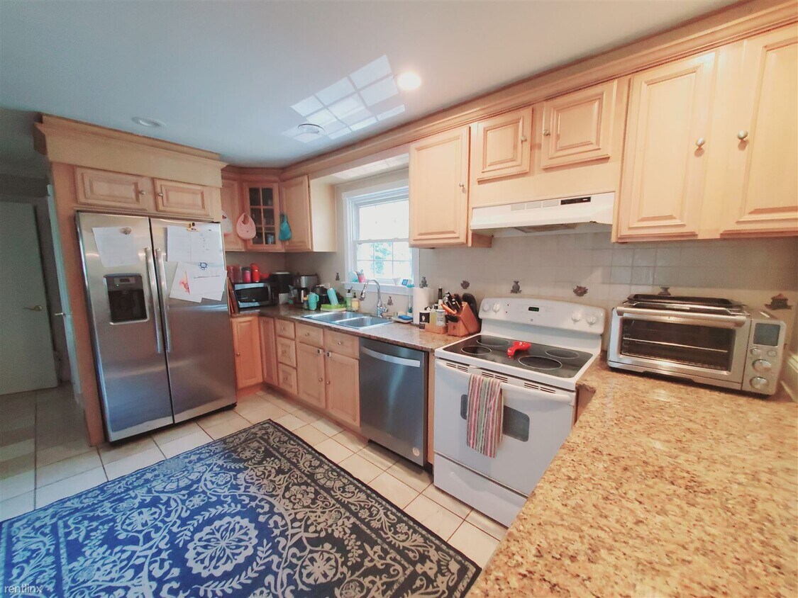 Primary Photo - 5 br, 4 bath House - 63 West Ave