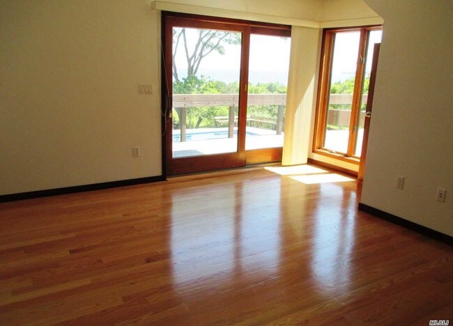 Foto del edificio - 43 Crane Neck Rd