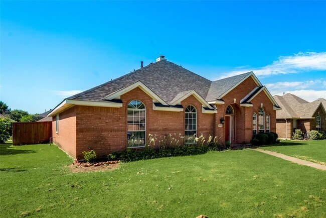 Building Photo - 1440 Woodmont Dr