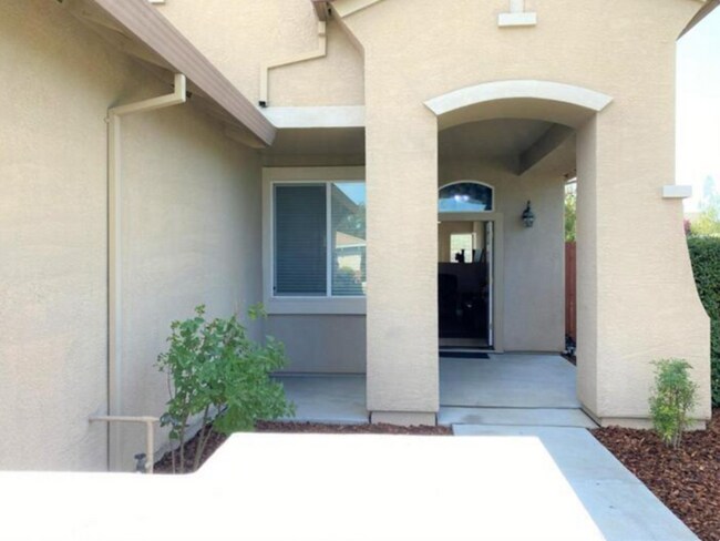 Foto del edificio - Beautiful 4 bedroom 2 bathroom home in Ran...