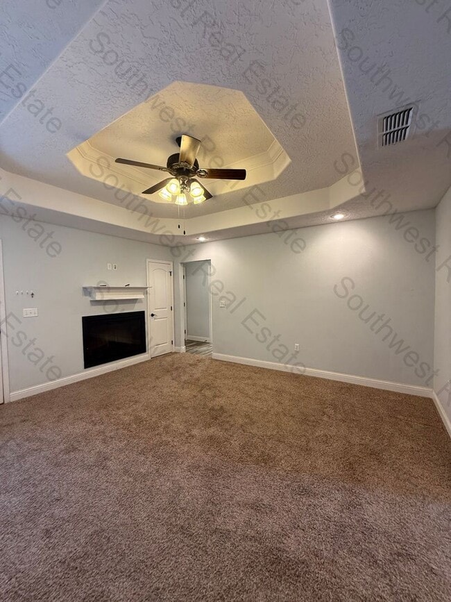 Building Photo - Spacious 3 Bedroom 2 Bath