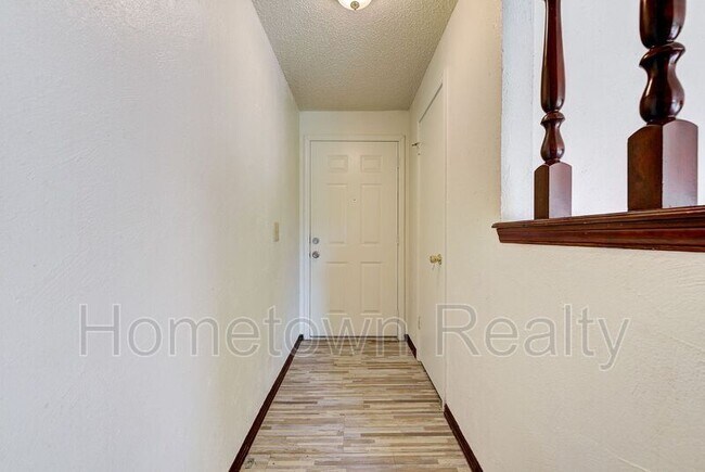 Building Photo - 5104 S Briarwood Dr