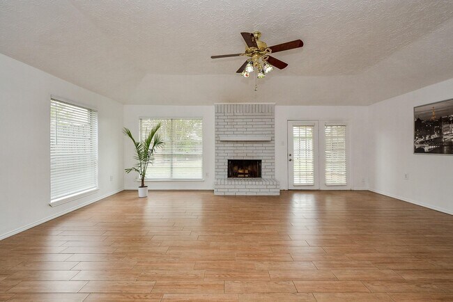 Foto del edificio - 3315 Honey Creek Dr