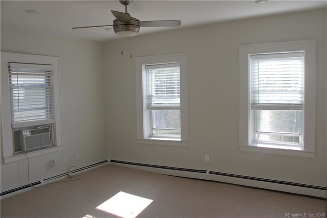 Building Photo - 122 River Rd Ext