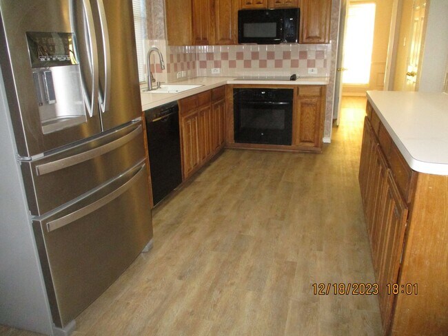 Building Photo - 6411 Clear Pool Dr 76018