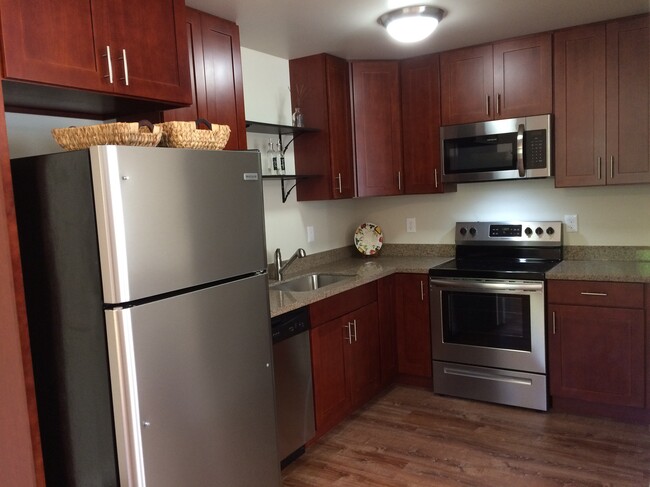 Fully functional kitchen with stainsteel appliances - 12686 Silverdale Way NW