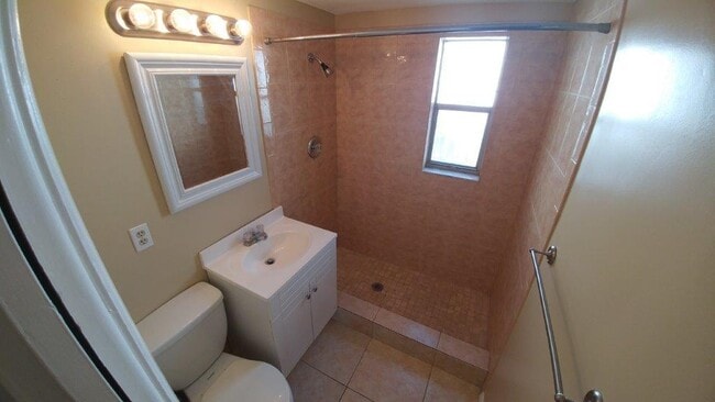 Foto del edificio - Large 2/2/1 1060 sq ft home with INDOOR LAUNDRY, a full garage, updated kitchen and a fenced in y...