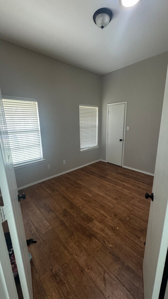 Building Photo - 20071 Meadow View Ln