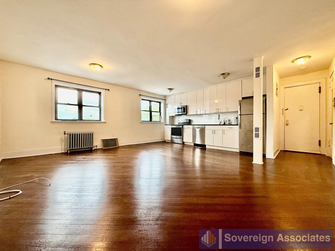 Primary Photo - 21 Fifth Avenue