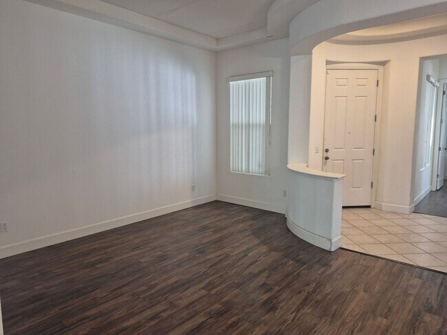 Foto del edificio - Coming Soon Beautiful 4 bedroom plus office with 3 Full bathrooms