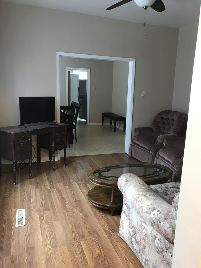 Foto del edificio - 406 W Broadway St