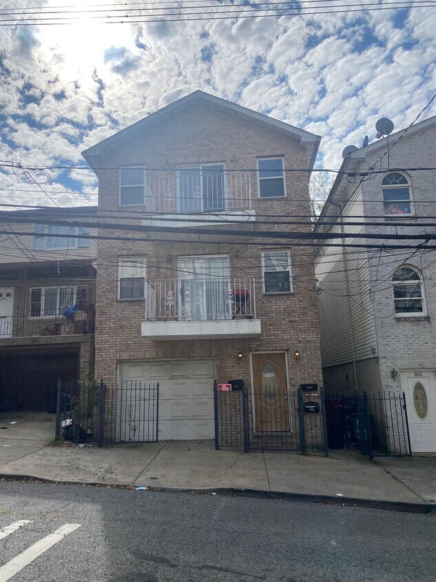 Foto principal - 163 Grant Ave