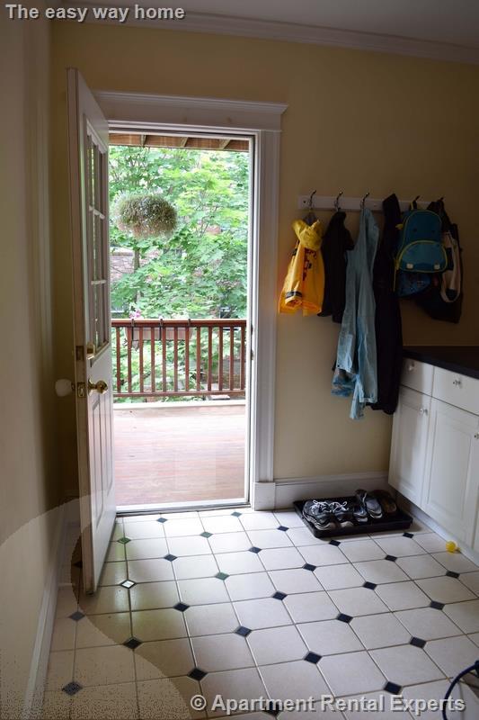 Building Photo - Large 2 bed condo in Mid-Cambridge with Pa...