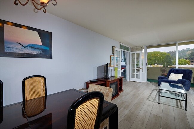 Building Photo - 2510 Torrey Pines Rd