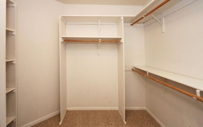 Foto del edificio - 6028 Glenbrook Ln