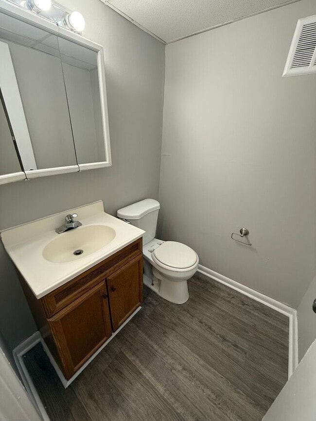 Building Photo - 2082 Fairmont Ct