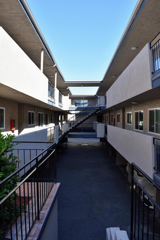 Americana La Crescenta Apartments in La Crescenta, CA Westside Rentals