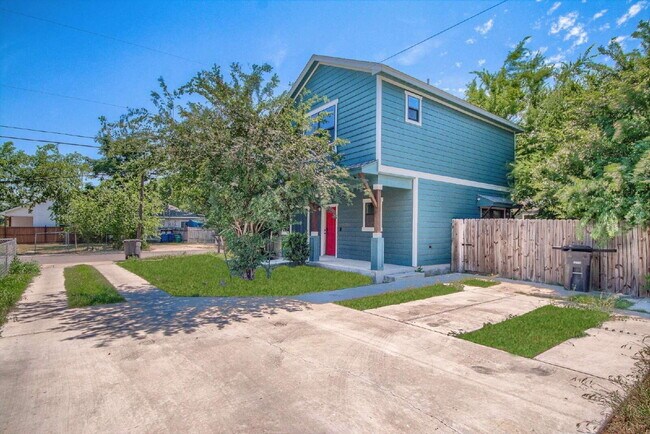 Building Photo - OFFERING 50% OFF ONE-MONTH'S RENT...QUAINT RENTAL NEAR I-35