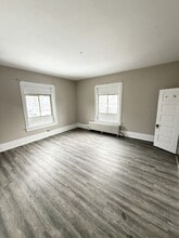 Building Photo - 265 Queen St