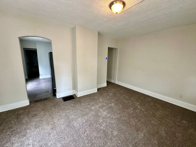 Building Photo - HOOVEN:  Cute 3 bedroom 1 bath home.