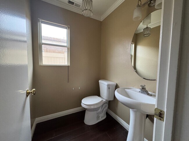 Foto del edificio - 4 Bedroom, 2.5 Bathroom House with Yard in...