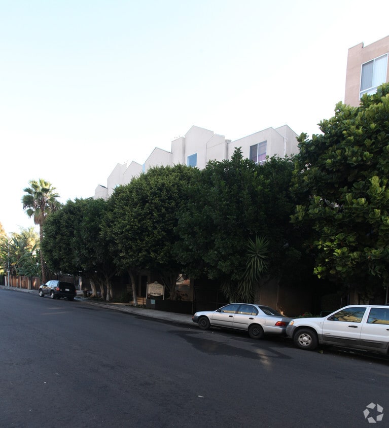Ciao Apartments - 1234 N Las Palmas Ave
