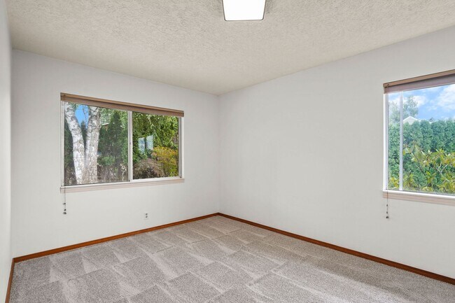 Building Photo - Wonderful 4 bedroom, 2 Bath on Oversized l...