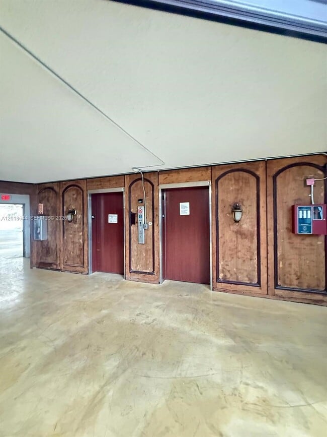 Building Photo - 2025 NE 164th St