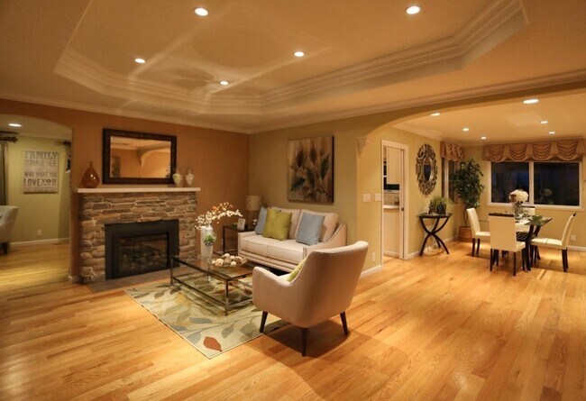 Building Photo - Fabulous updated, fresh and light.  Los Al...