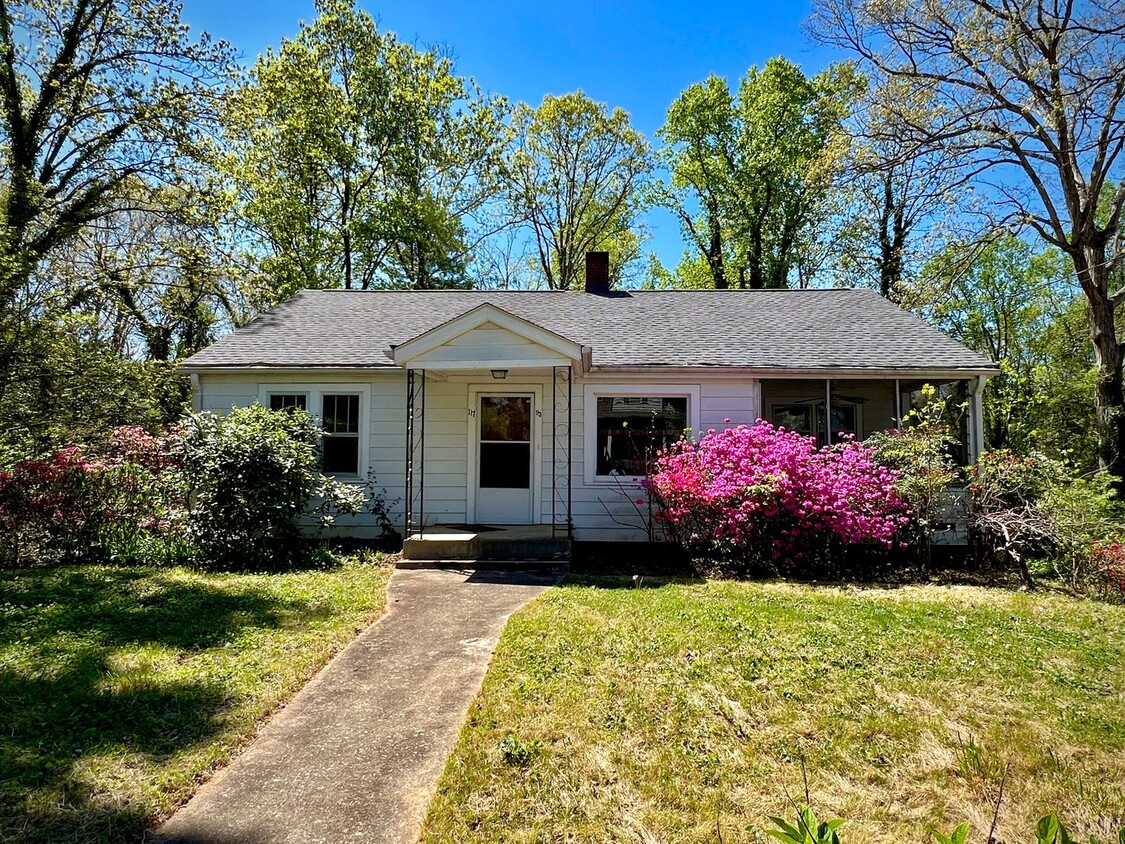 Foto principal - 3 Bedroom, 1 Bath, Nice Backyard!
