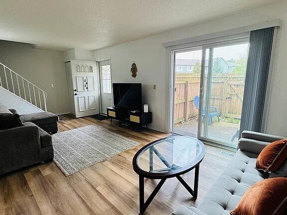 Sala familiar / Patio trasero - 2624 Cherrywood Ct