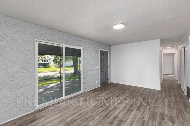 Foto del edificio - Charming 3-Bedroom Home with Large Fenced ...