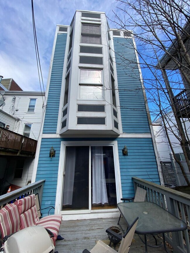 Building Photo - 2-241 W 3rd St Pl