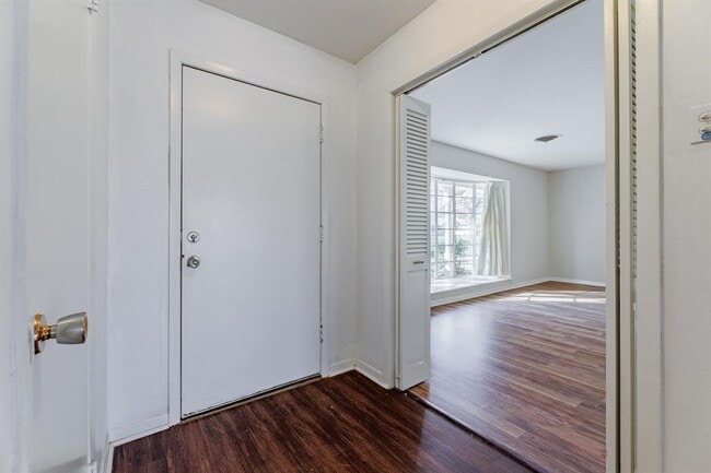Building Photo - 808 E Tanglewood Dr