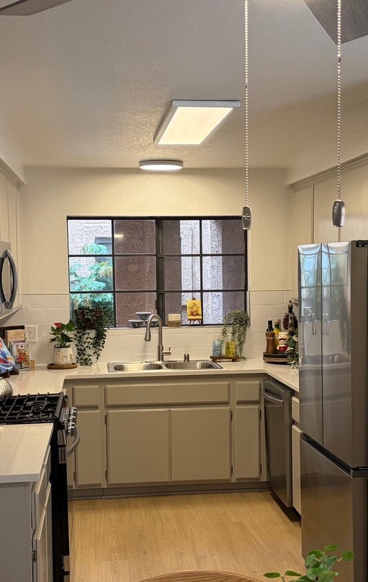 Kitchen - 4161 Hathaway Ave