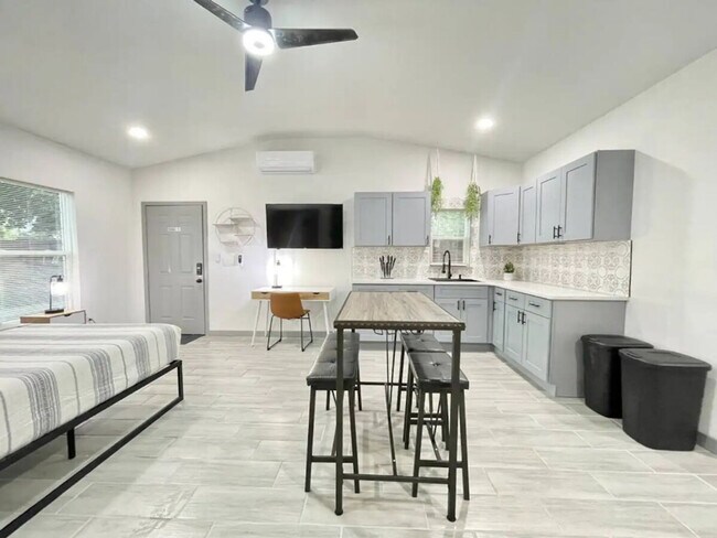 Foto del edificio - 1221 Corbett Ln