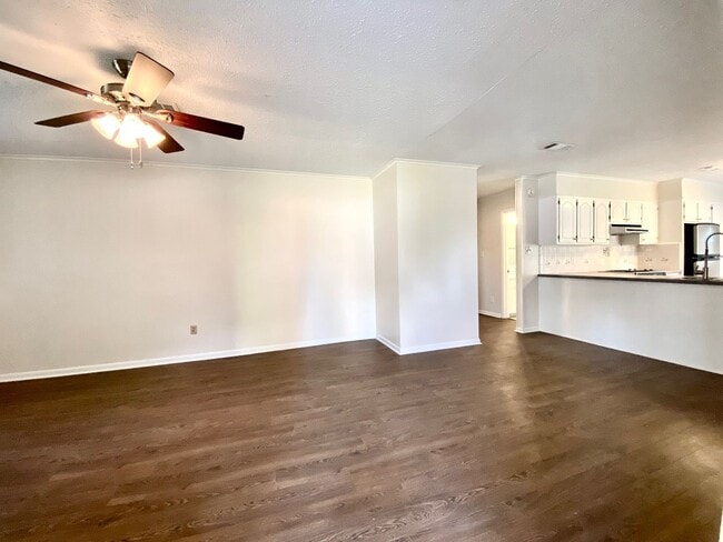 Building Photo - Immaculate 3 Bedroom 1.5 Bath