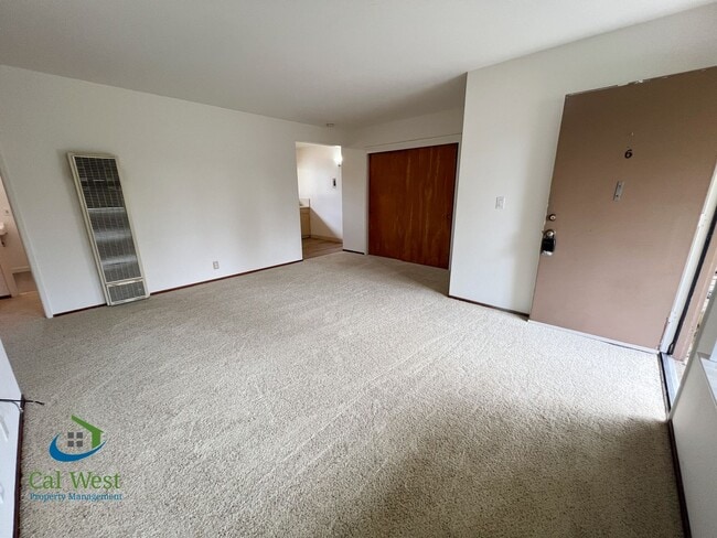 Building Photo - $2,095 - One Bedroom One Bath Apartment - ...