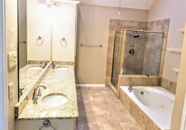 Foto del edificio - 1327 Royal Palm Ln