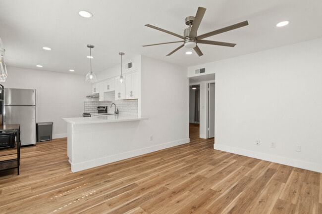 Building Photo - 2025 N Richland St