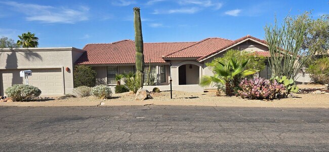 Foto del edificio - UNFURNISHED GREAT SINGLE FAMILY HOME WITH VIEWS & POOL IN BACKYARD